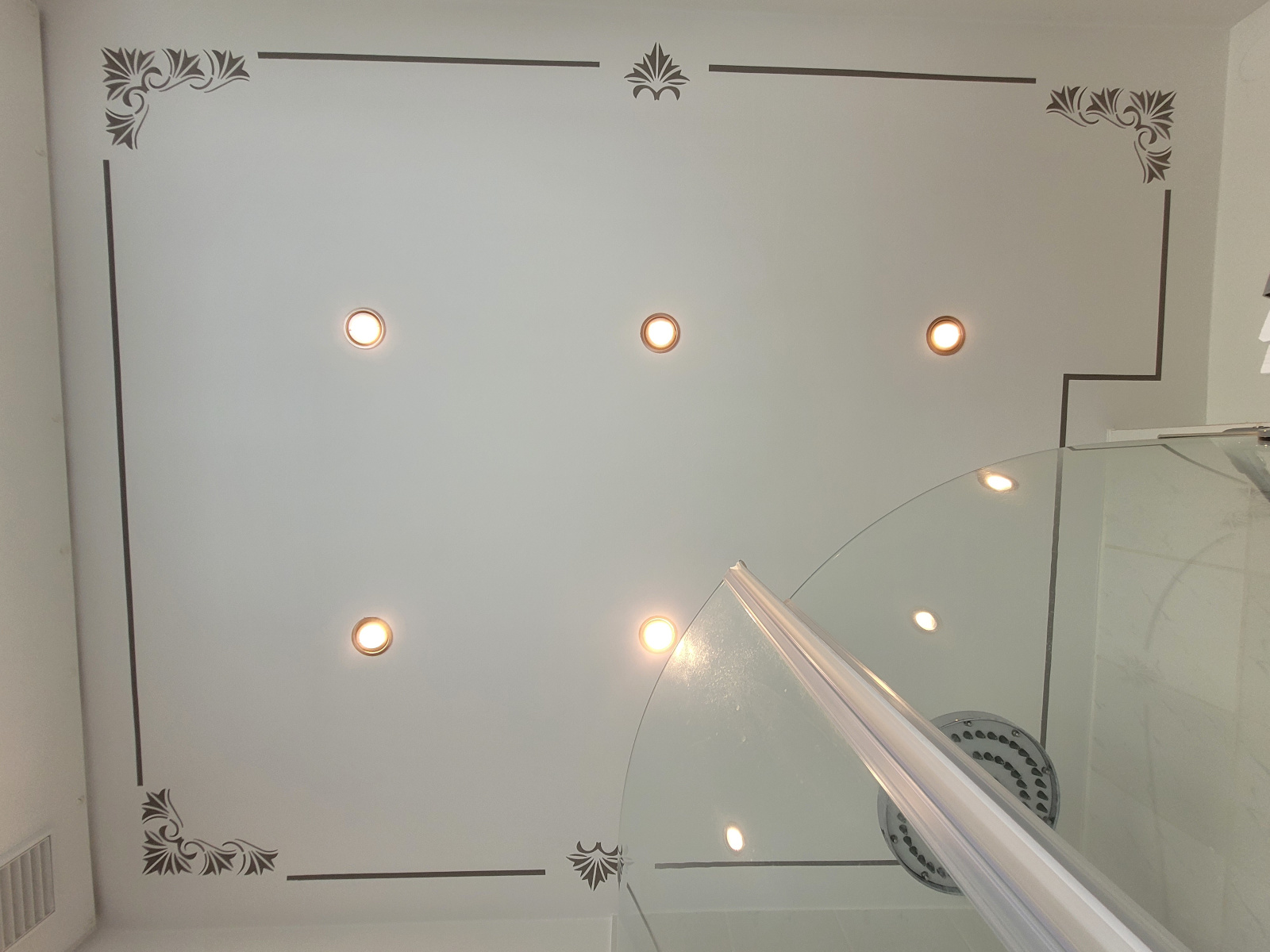 Gestaltete Decke in einem Badezimmer